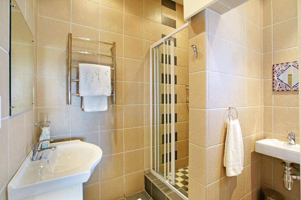Anchor Bay Guest House Кейптаун Стая снимка